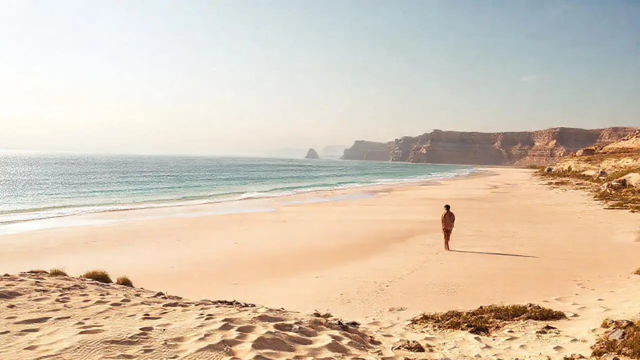Costa extensa, luz cálida, serenidad natural