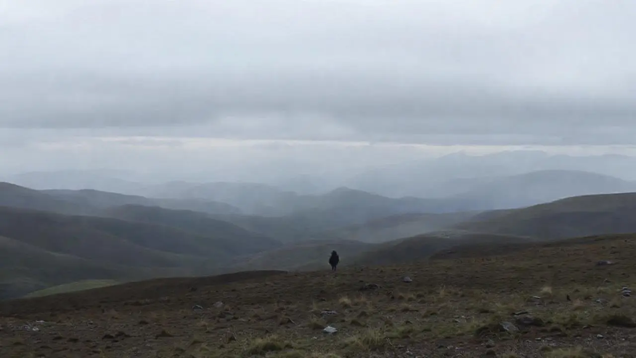 Paisaje amplio, sereno y algo distante