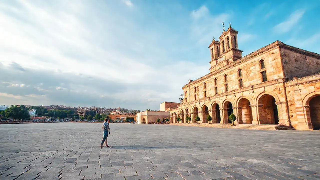 Tranquila arquitectura en un espacio abierto
