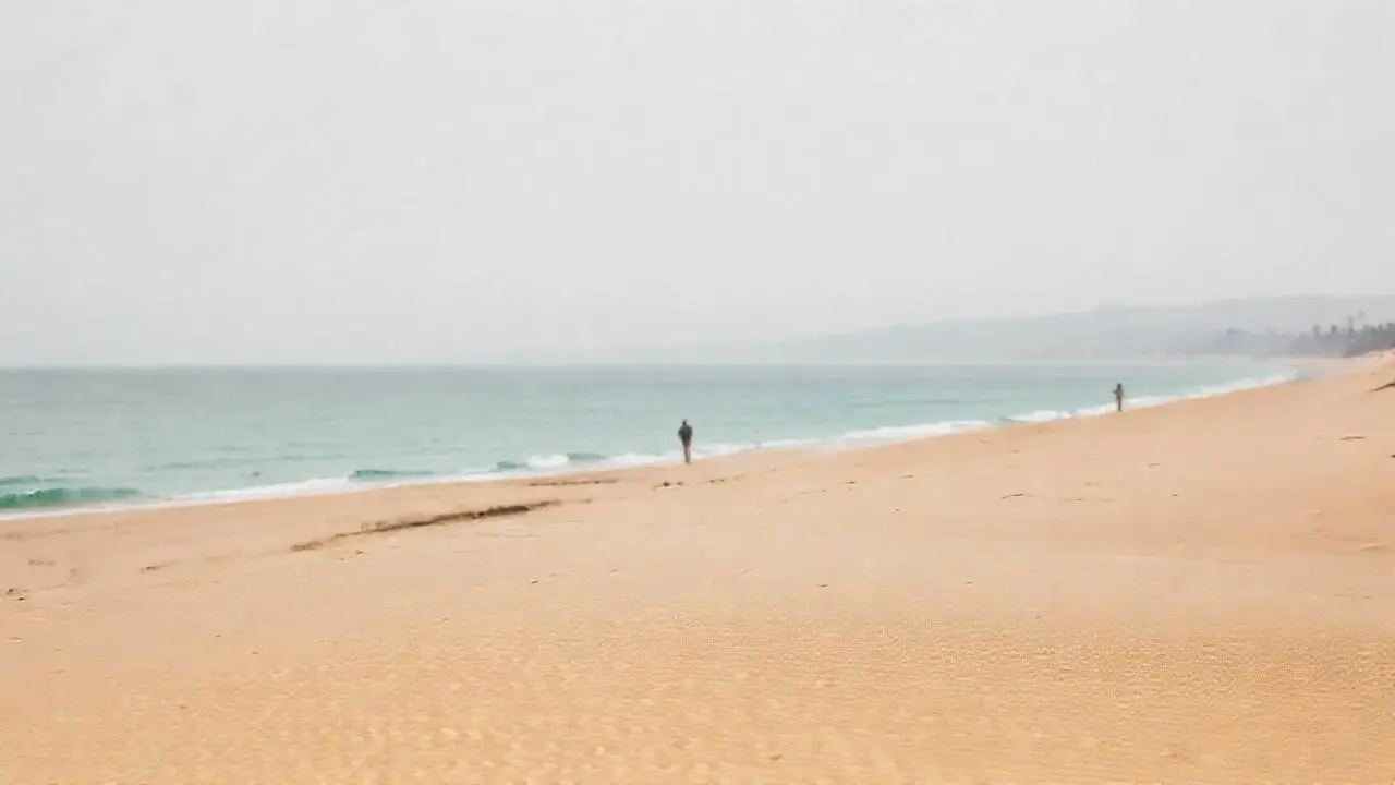 Una playa extensa, serena y natural