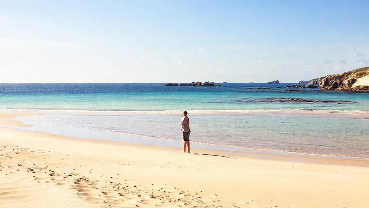 Playa serena bajo luz cálida y amplia