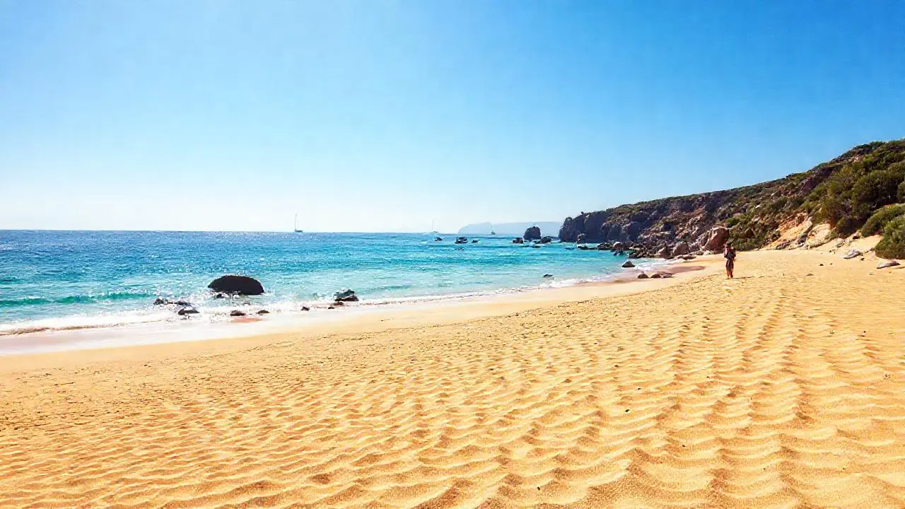 Playa soleada, serena y natural