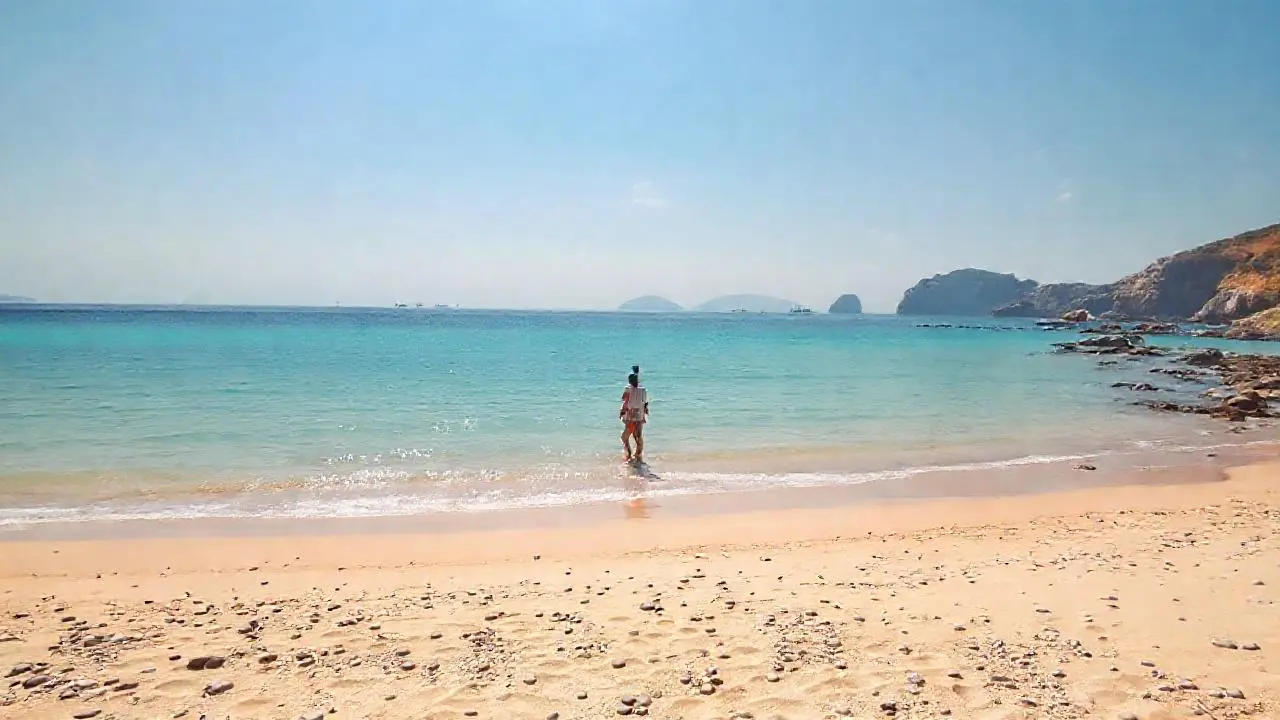 Tranquila playa bajo luz cálida y extensa