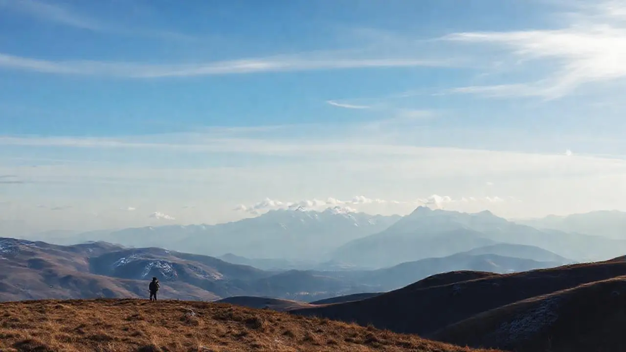Amplio paisaje montañoso y sereno