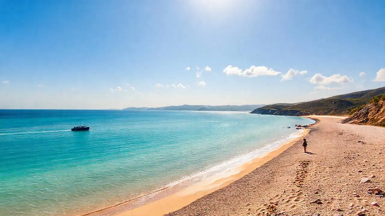 Playa serena, luz cálida y vasto paisaje