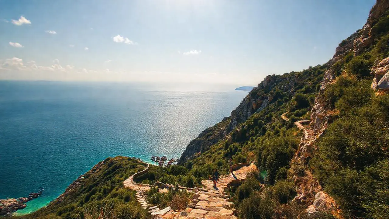Paisaje costero mediterráneo, vasto y sereno