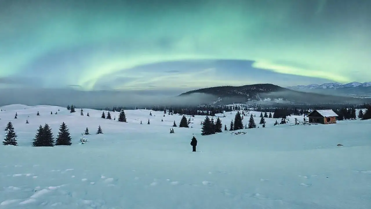 Paisaje invernal, aurora boreal, y soledad