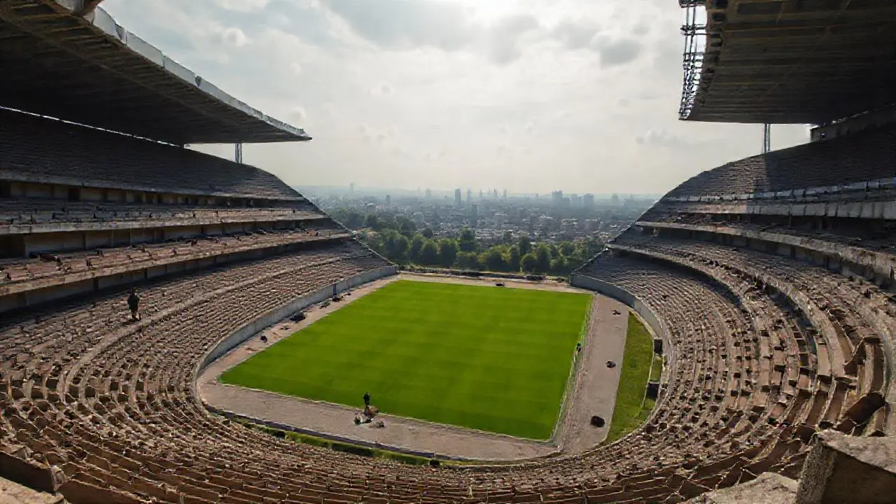 Un estadio vacío, amplio y atmosférico
