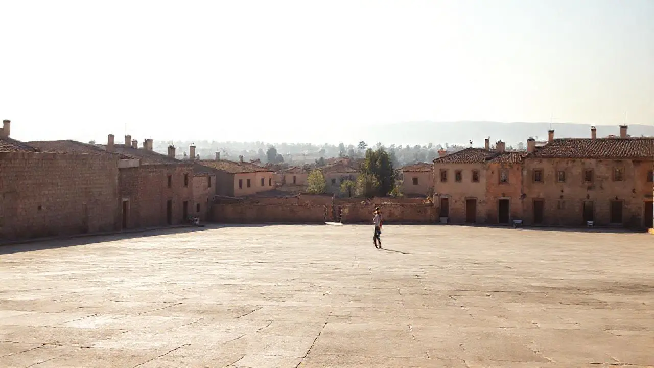 Plaza antigua, luz suave y ambiente tranquilo