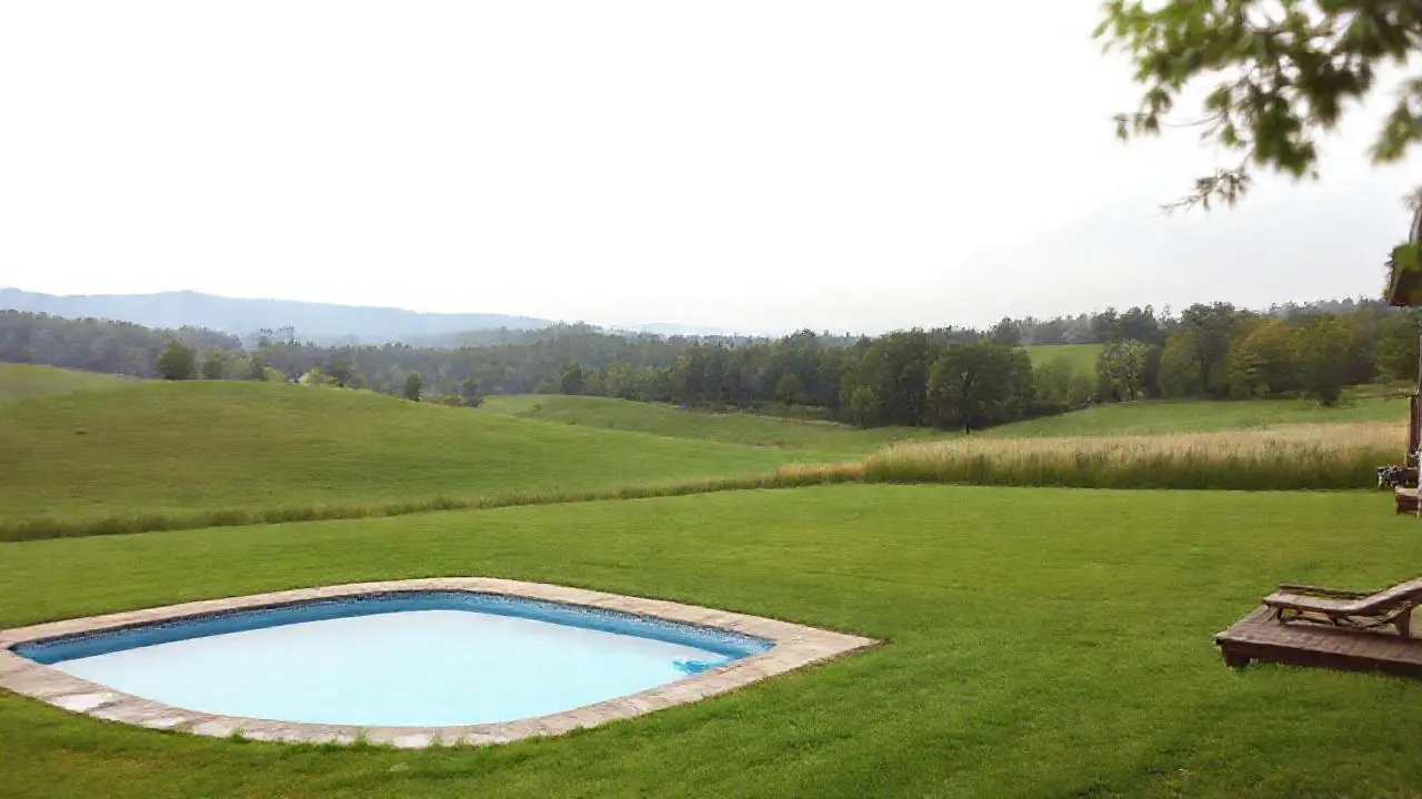 Paz rural con piscina y luz suave