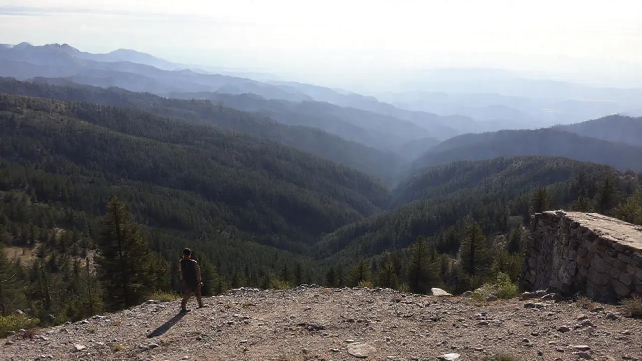 Paisaje montañoso sereno, luz natural difusa