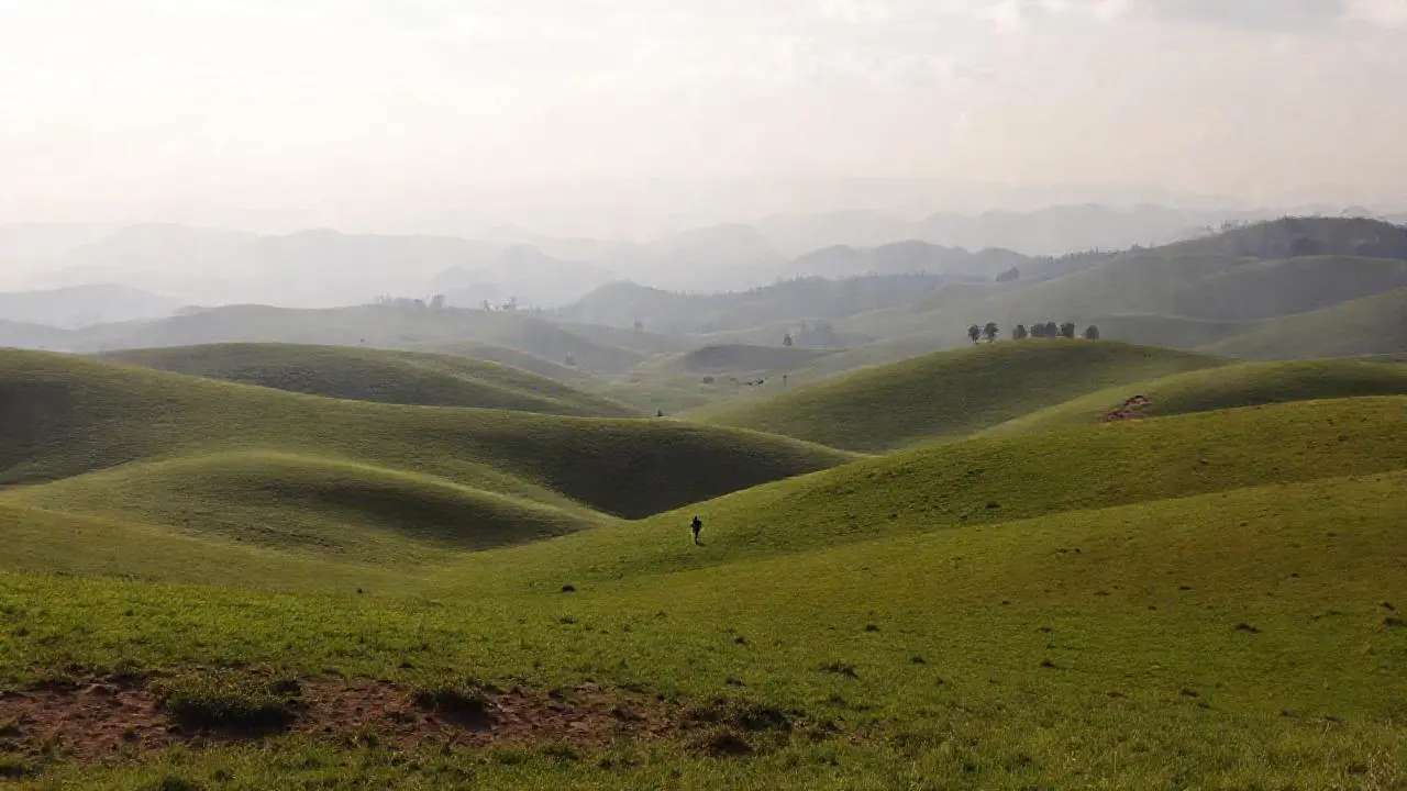 Paisaje sereno y vasto, con figura solitaria