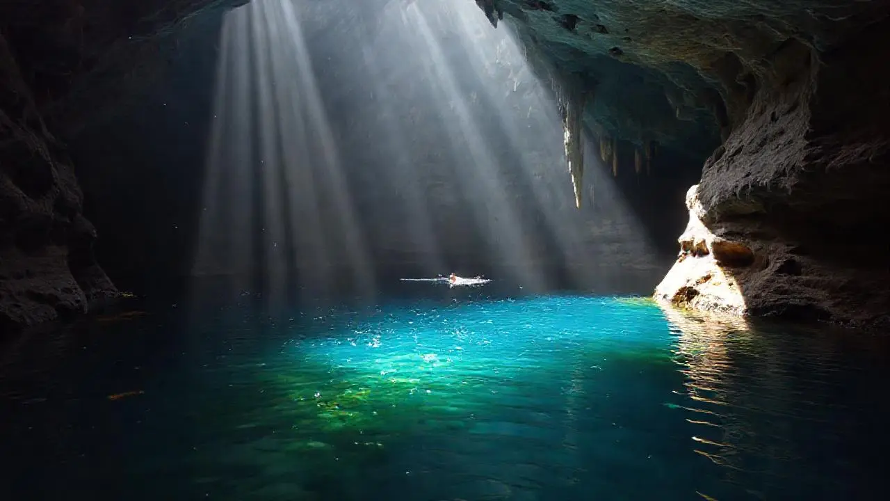 Remota cueva azul, tranquila y vasta