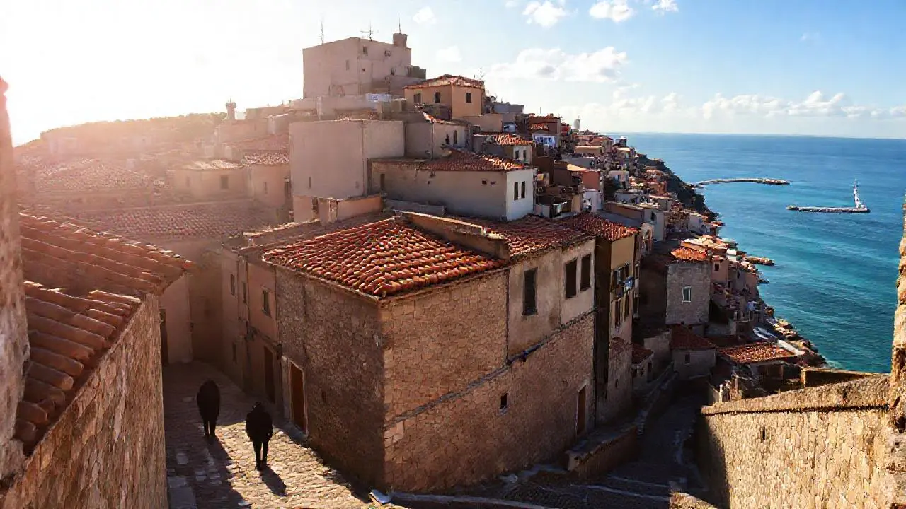 Pueblo antiguo, tranquilo y soleado