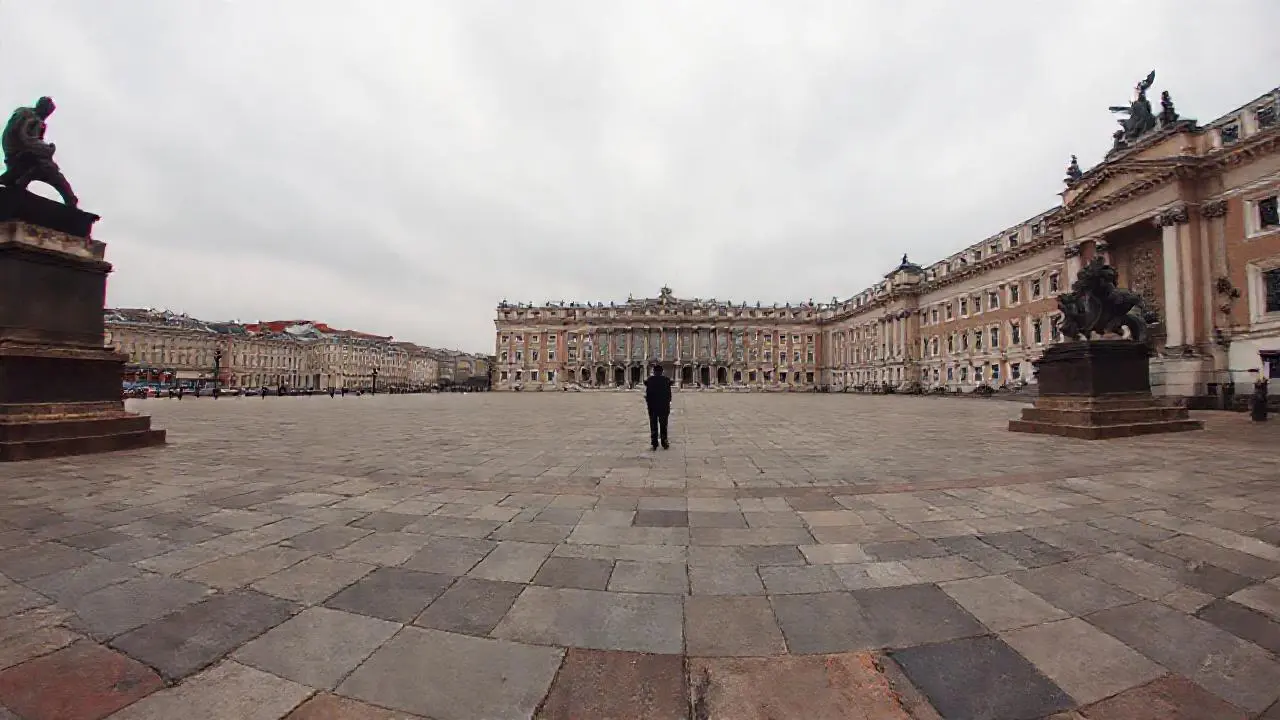 Paz monumental en un día gris