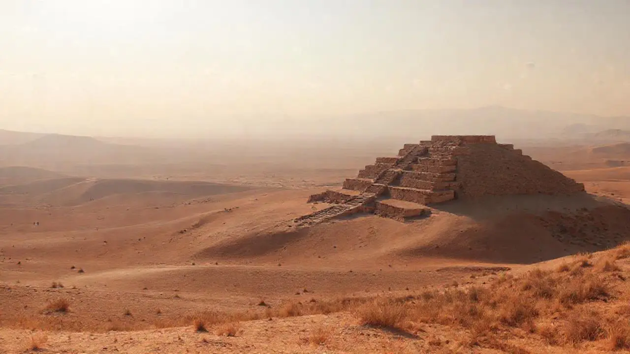 Paisaje árido, vasto, silencioso y antiguo