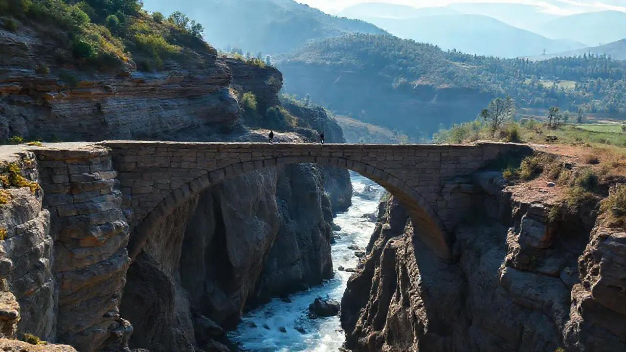 Puente antiguo y solitario sobre un cañón