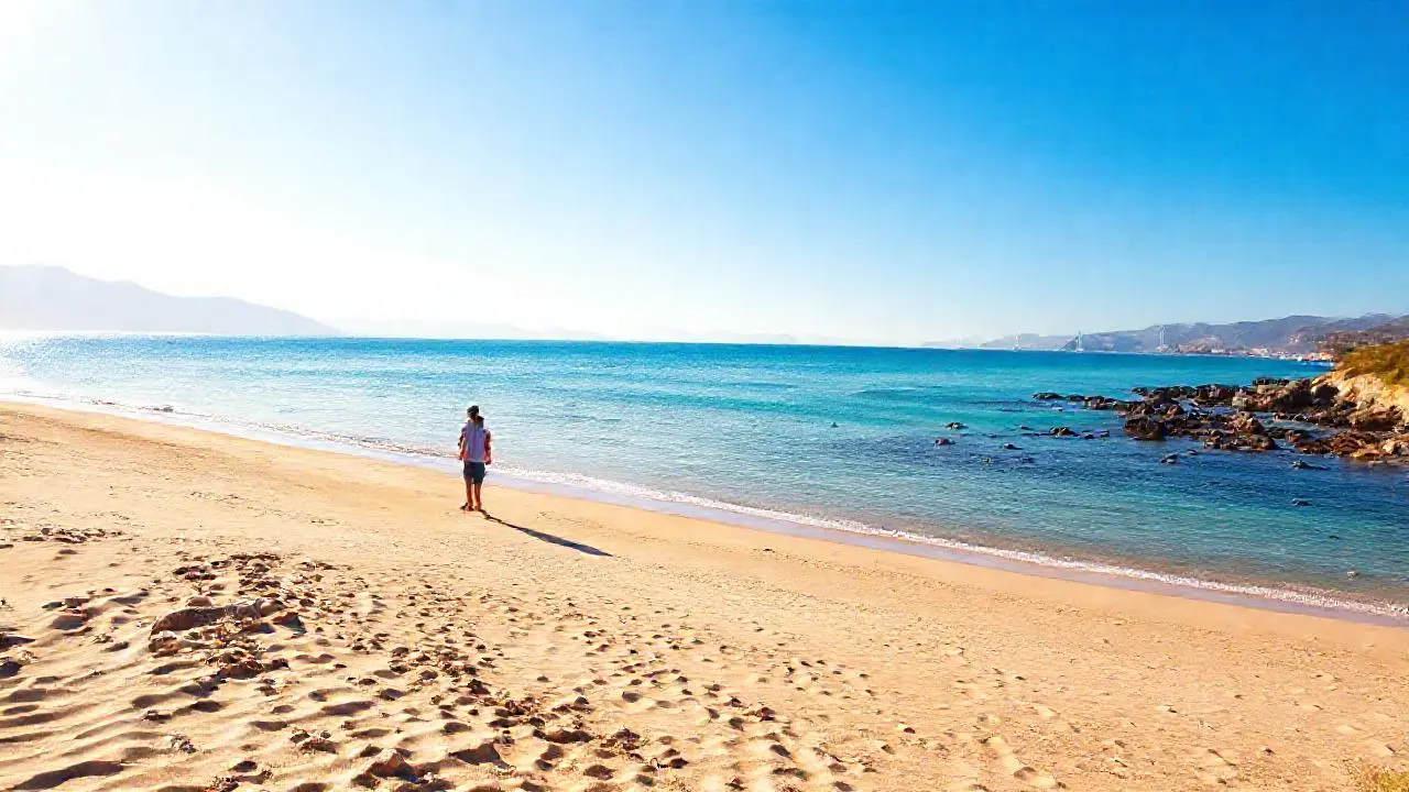 Playa tranquila, figura solitaria, luz cálida