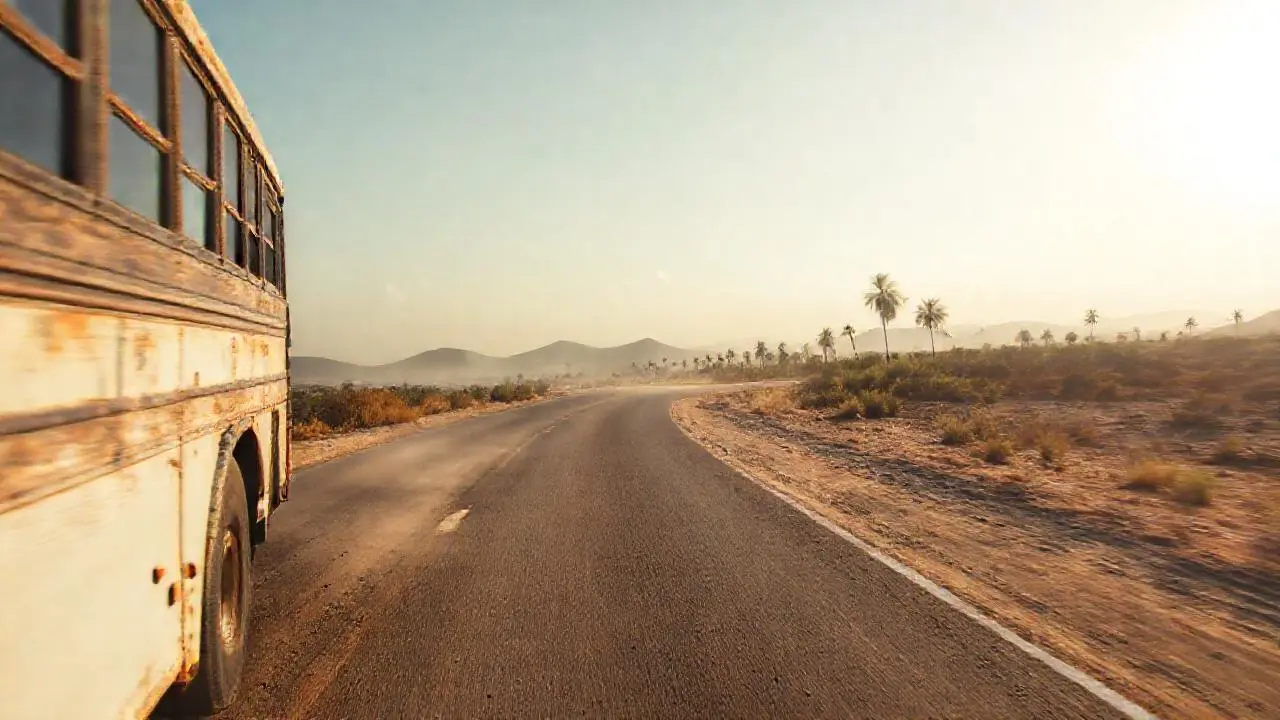 Camino árido bajo cielo tropical vasto