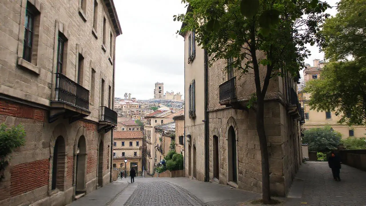 Arquitectura europea tranquila bajo cielo nublado