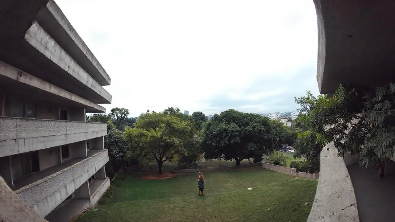 Arquitectura serena en entorno natural y difusa