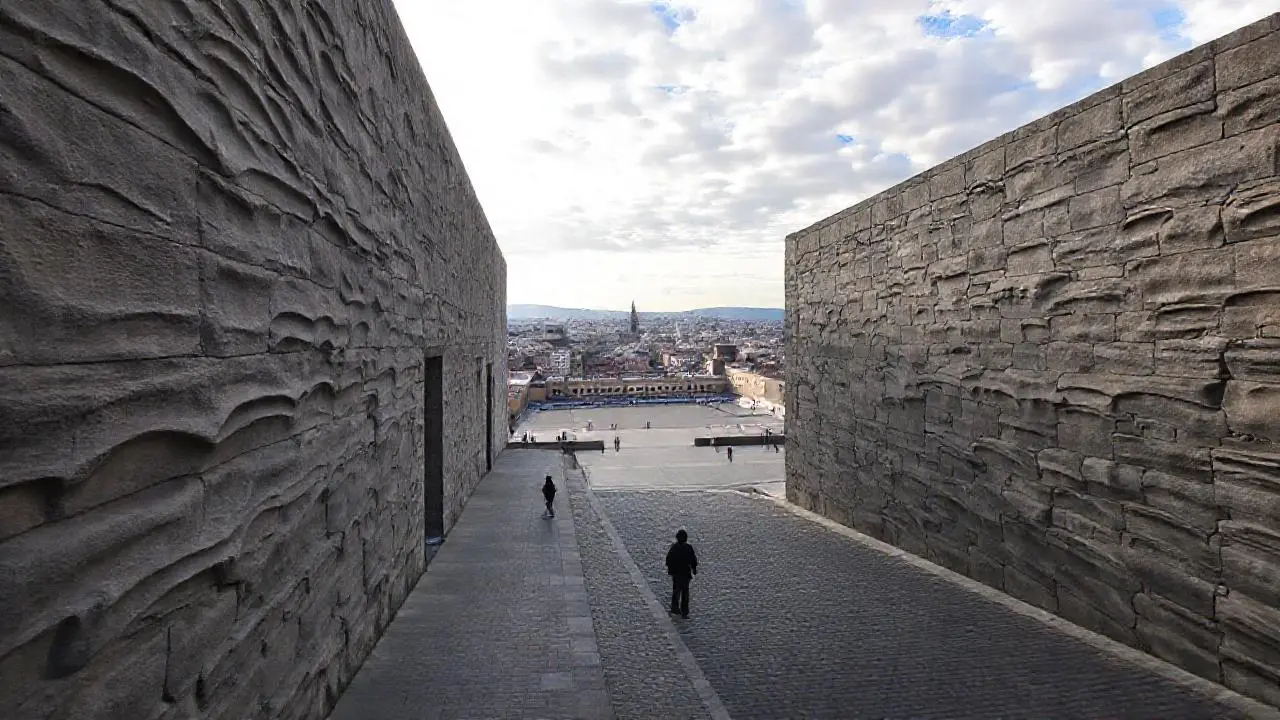 Arquitectura urbana imponente y atmosférica