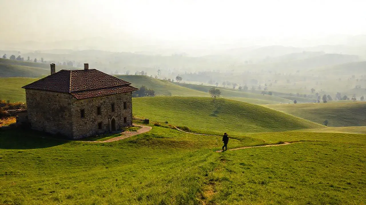 Paisaje rural tranquilo, antiguo y vasto