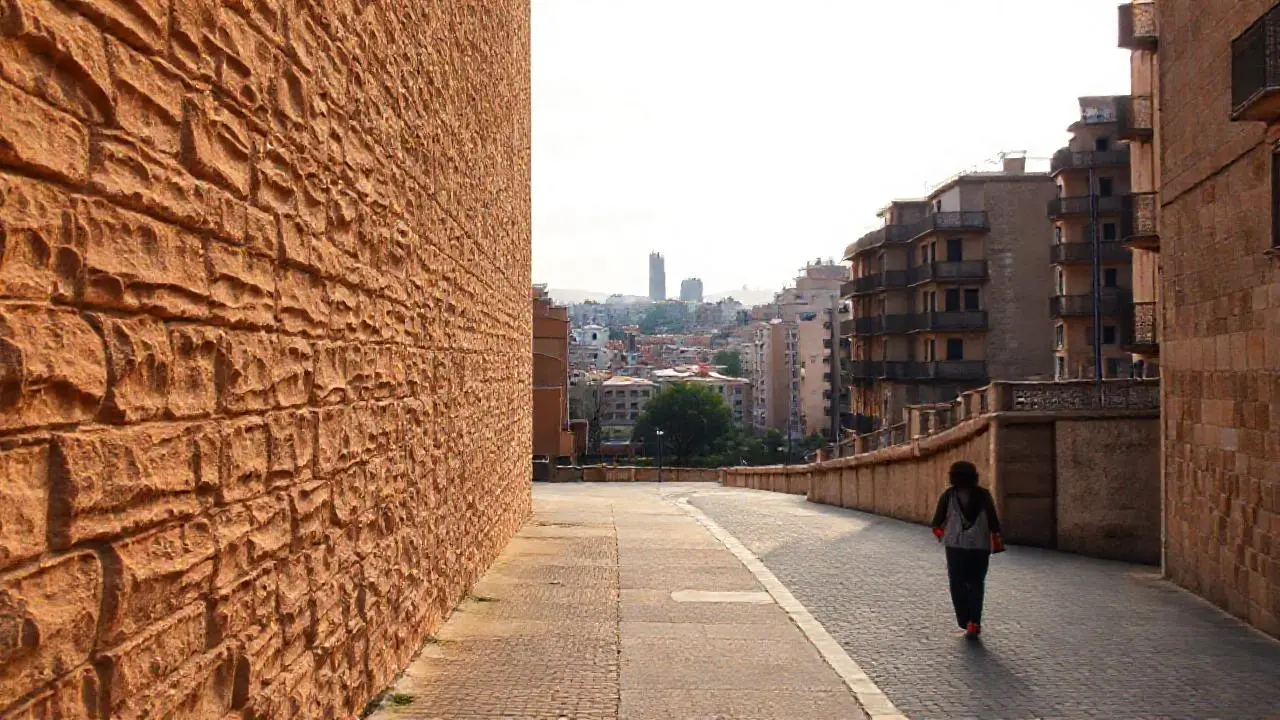 Arquitectura urbana serena y detallada
