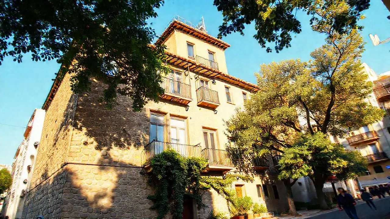 Edificio antiguo, tranquilo, con luz natural