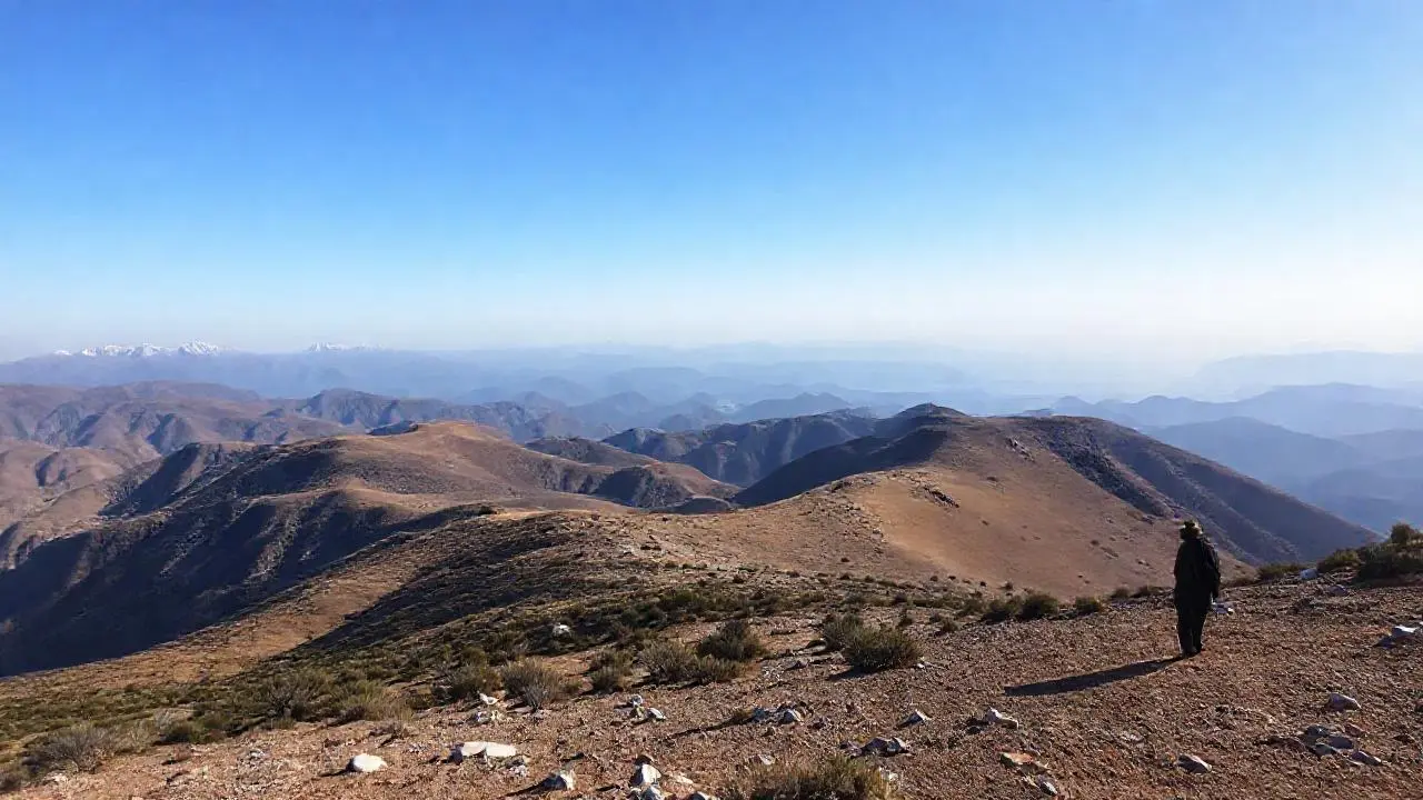 Paisaje montañoso vasto, sereno y distante