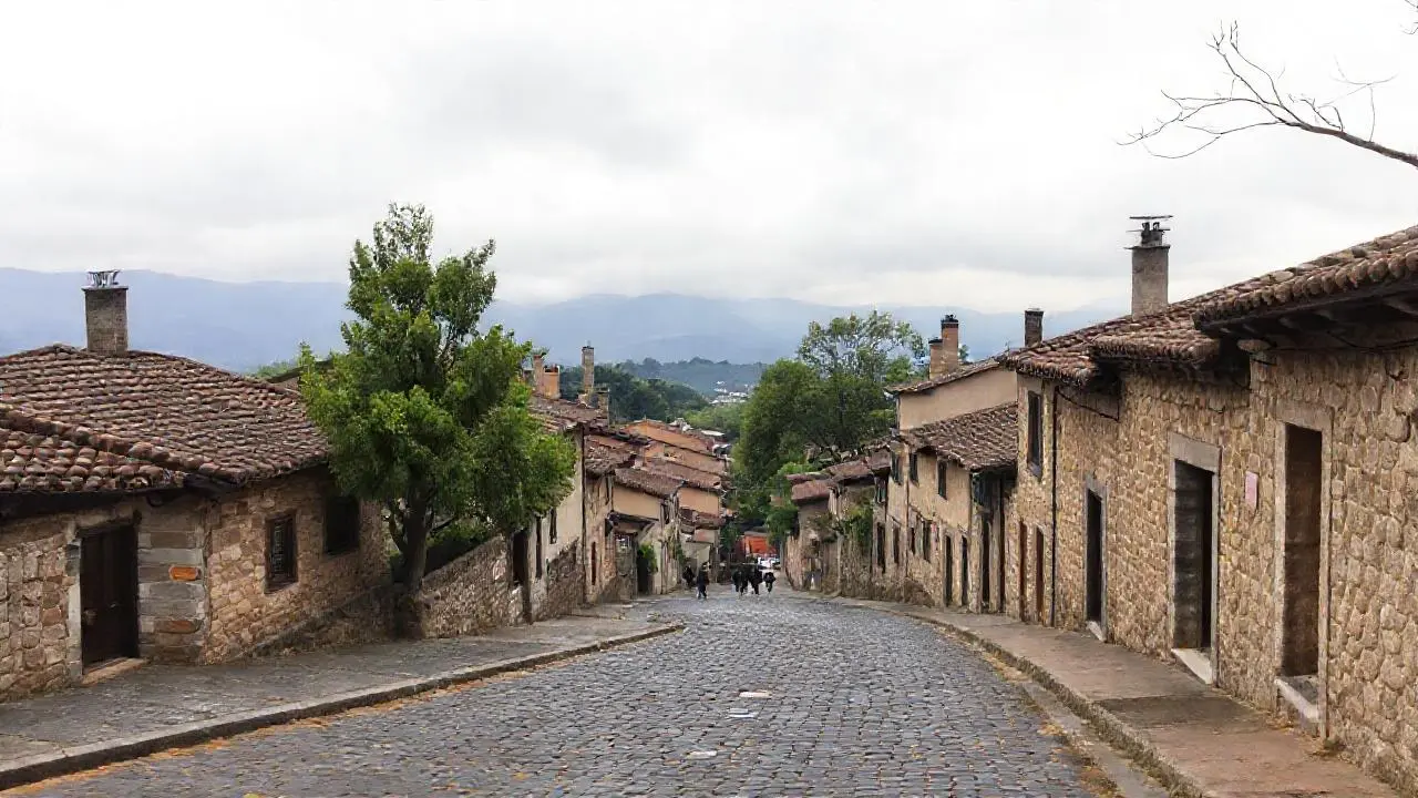 Calle tranquila, arquitectura tradicional y ambiente sereno