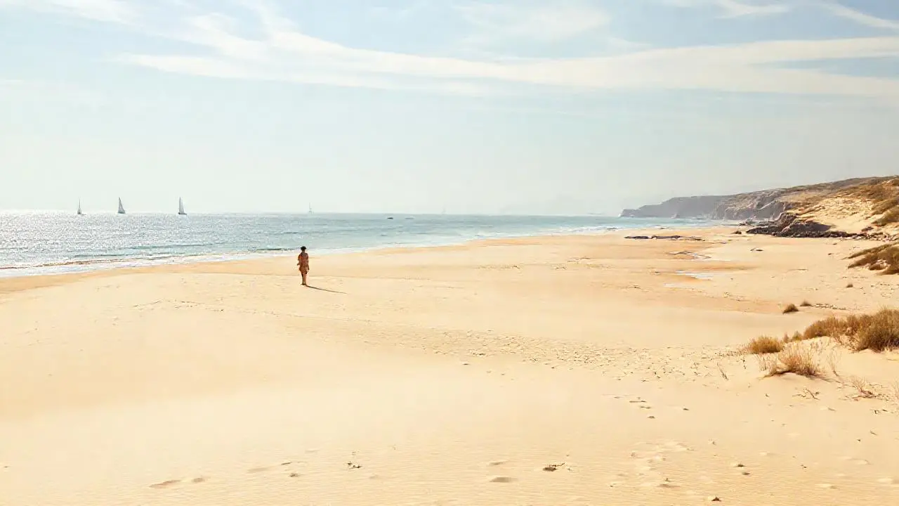 Playa serena, luz cálida y horizonte lejano