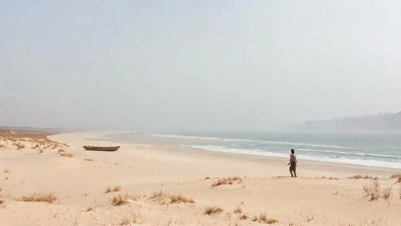 Costa tranquila, luz suave y vastedad
