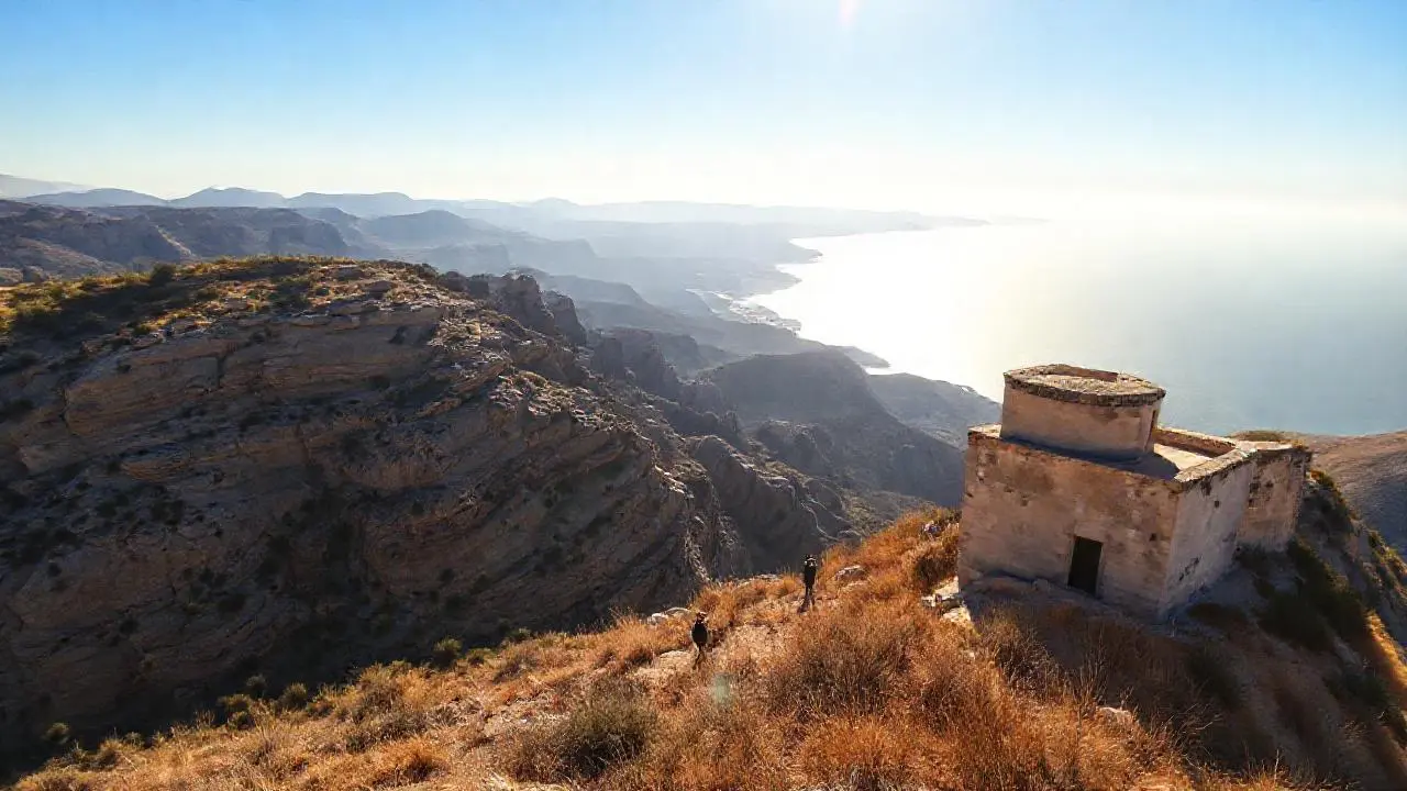 Paisaje tranquilo y vasto bajo luz suave