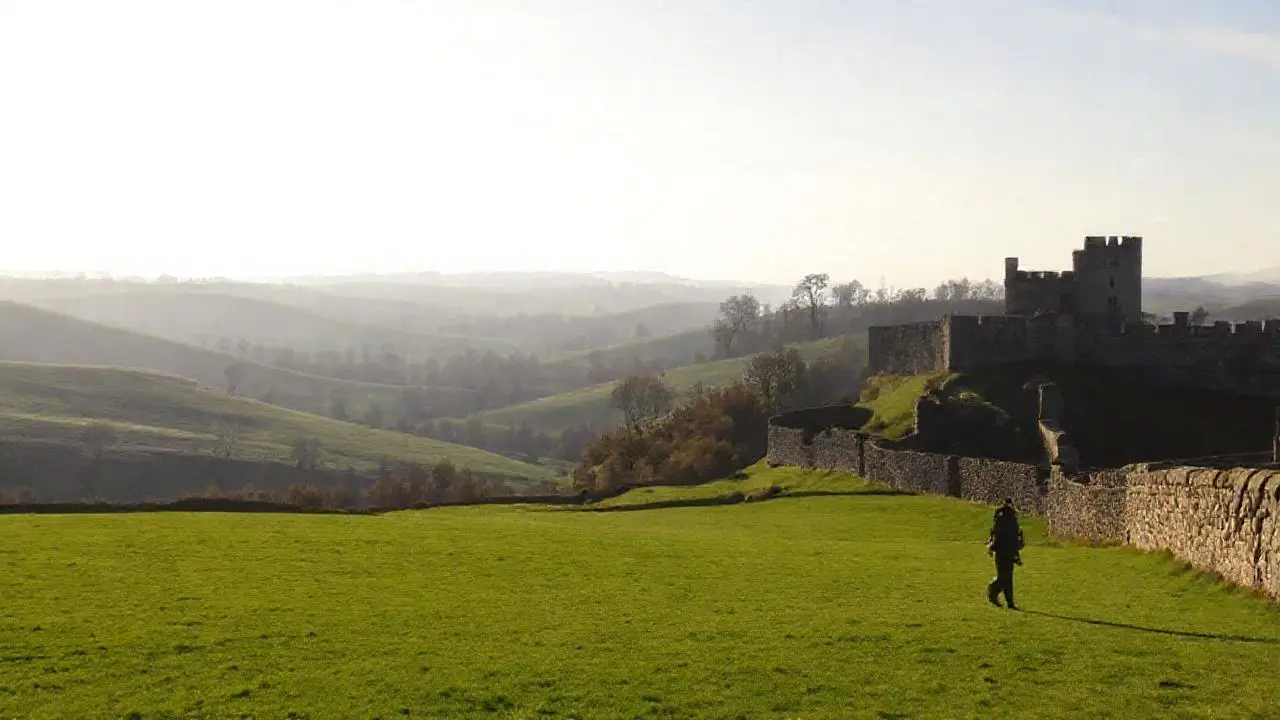 Paisaje sereno con castillo y figura solitaria