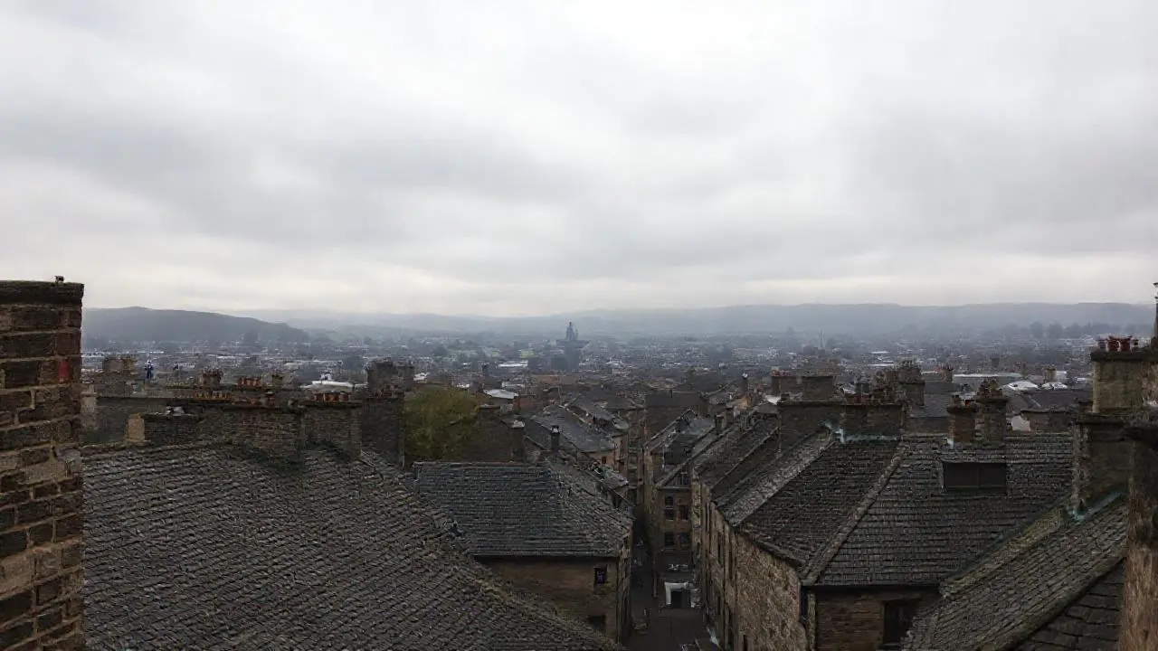 Paisaje urbano melancólico, brumoso y distante