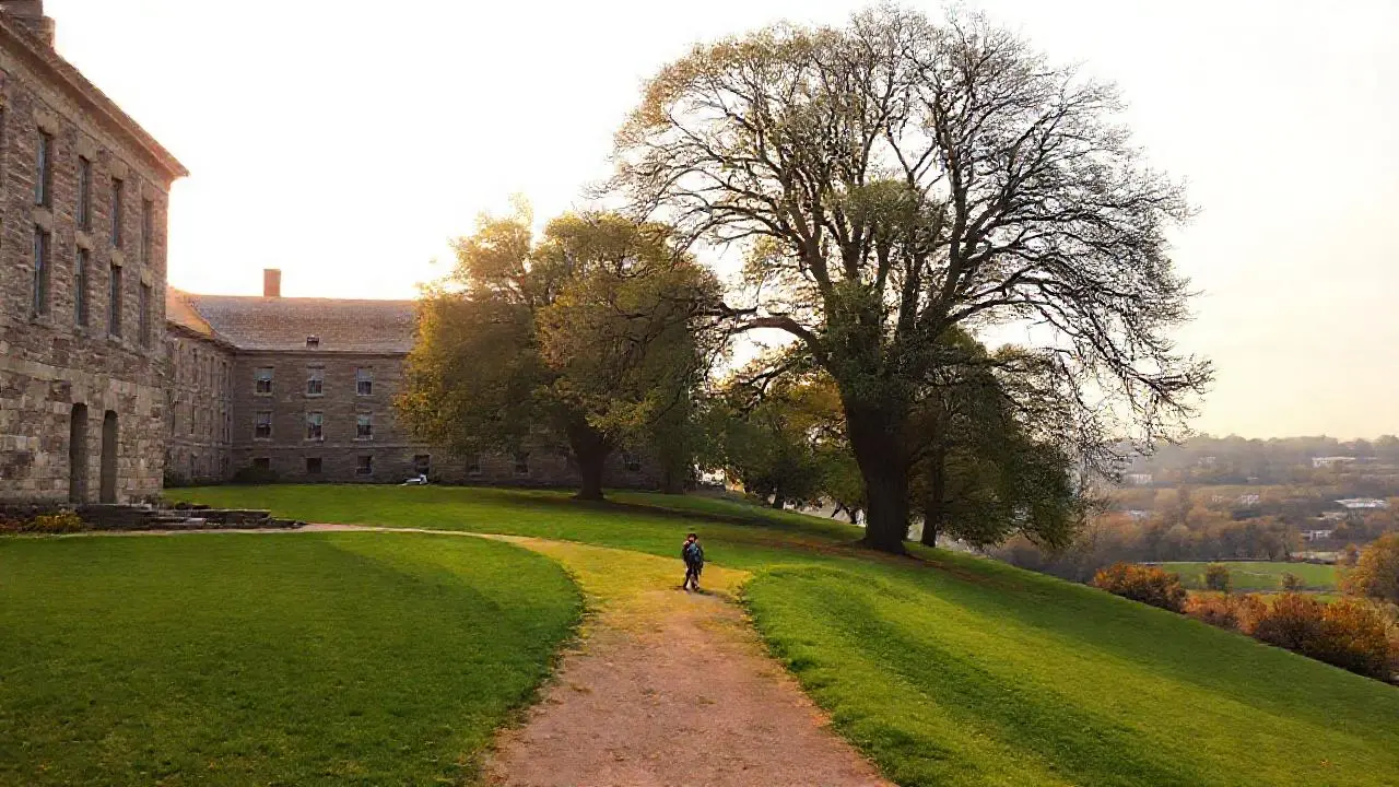 Tranquila escena otoñal, arquitectura y luz suave