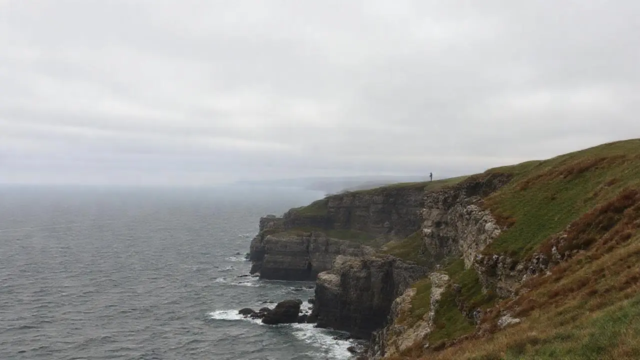 Paisaje marino vasto, sereno y distante