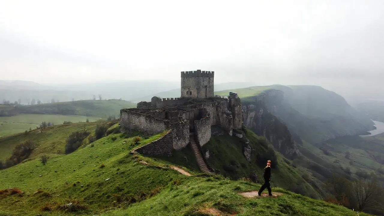 Castillo antiguo domina un paisaje brumoso