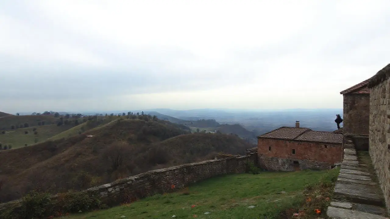 Paisaje medieval, tranquilo y difuminado