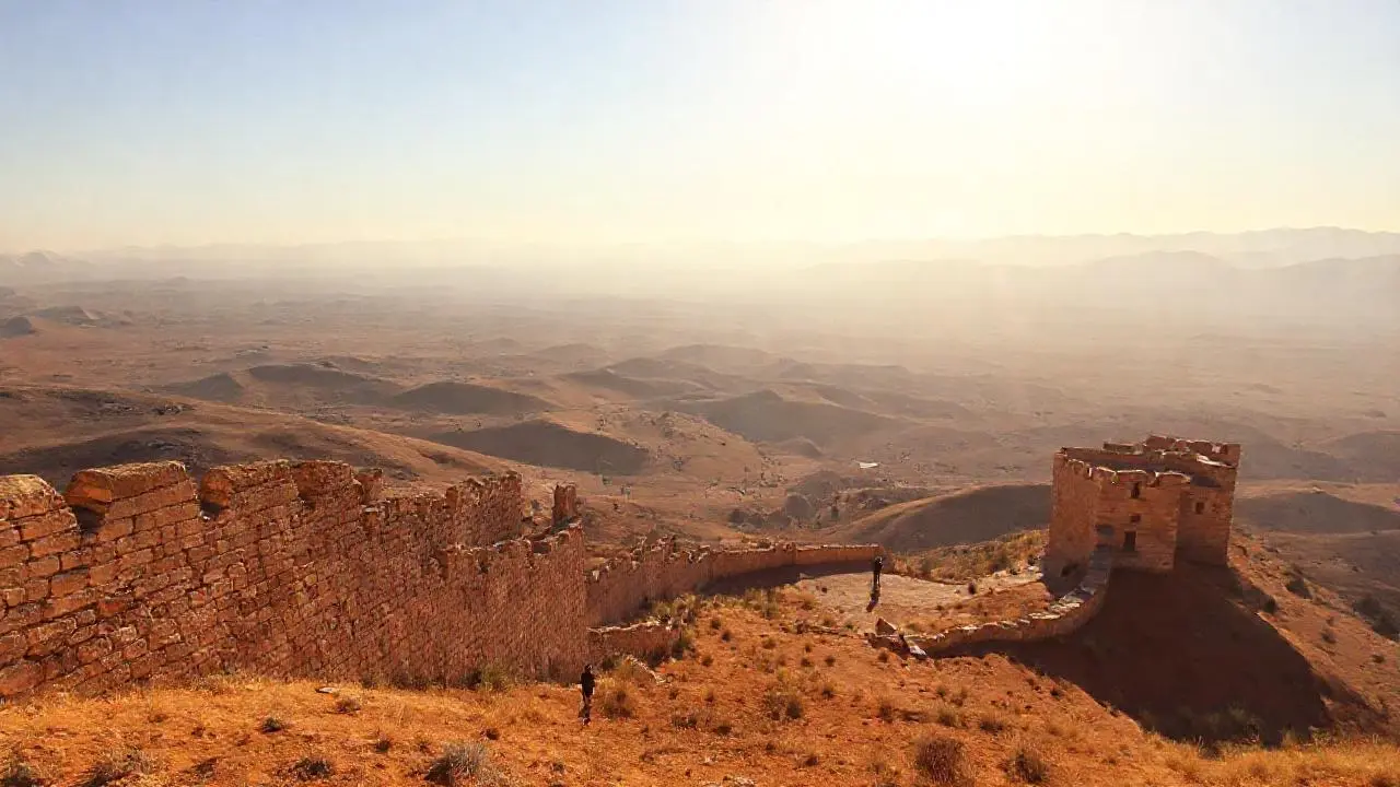 Paisaje antiguo, vasto y silencioso