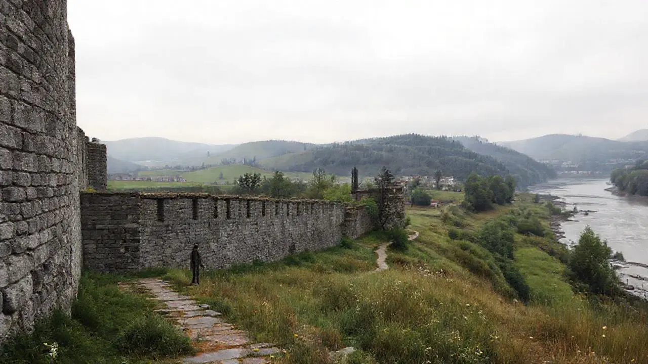 Castillo antiguo en paisaje sereno y brumoso