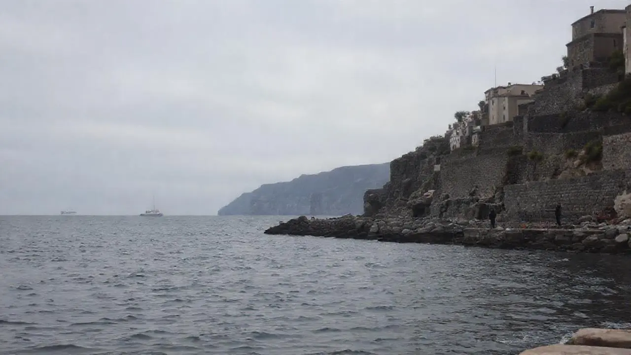 Puerto tranquilo bajo cielo grisáceo