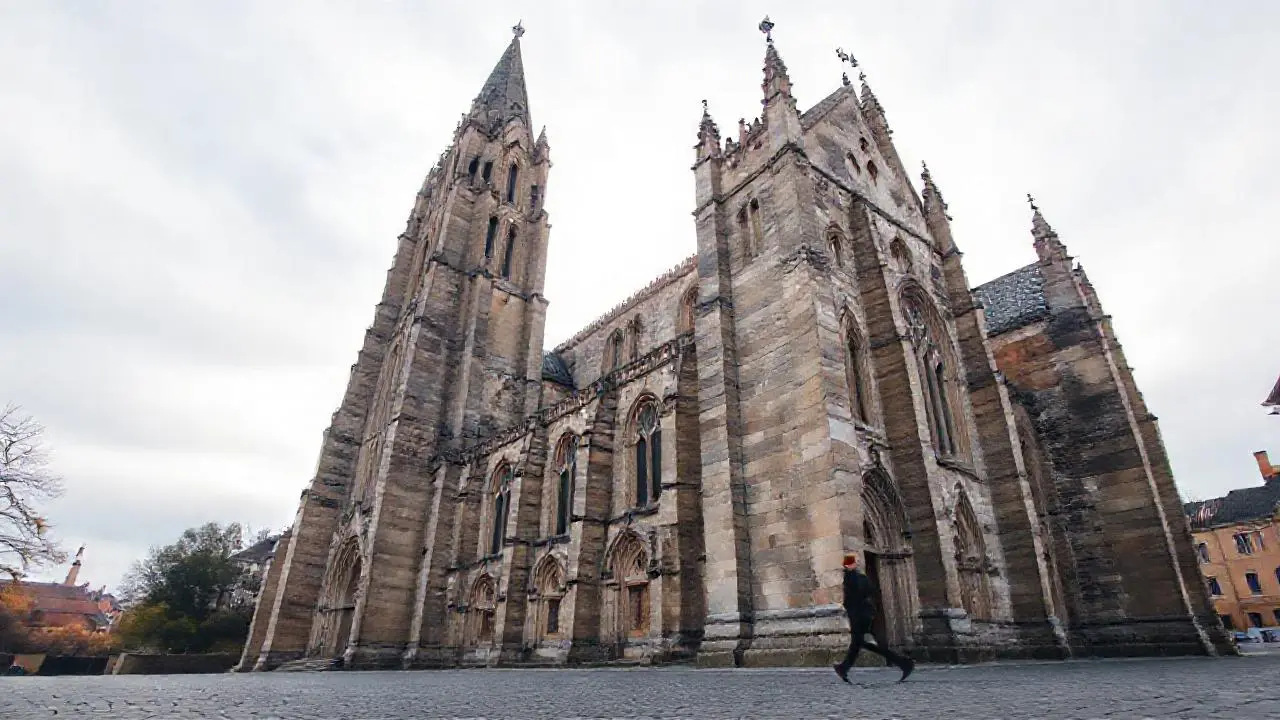 Catedral antigua en plaza, luz difusa