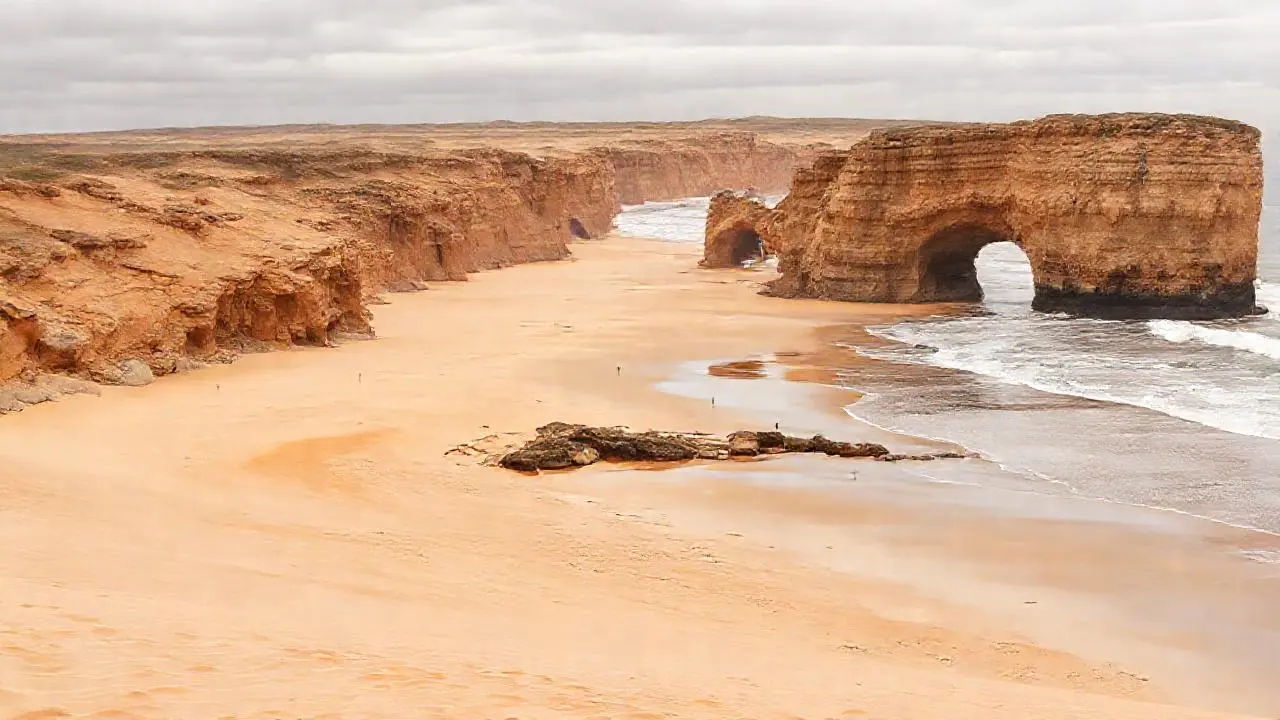 Costa agreste, vasta y silenciosa
