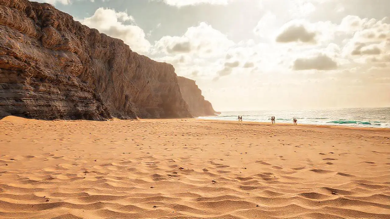 Costa arenosa, luz suave y abierta