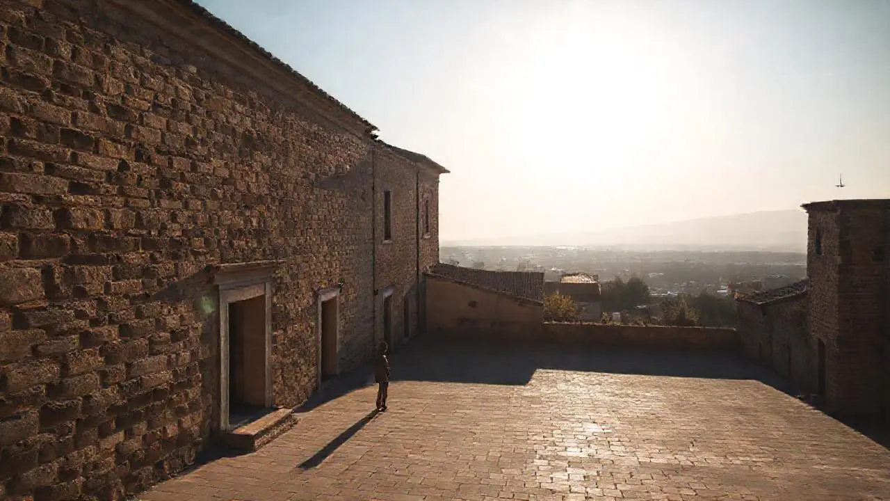 Tranquila arquitectura bajo luz suave
