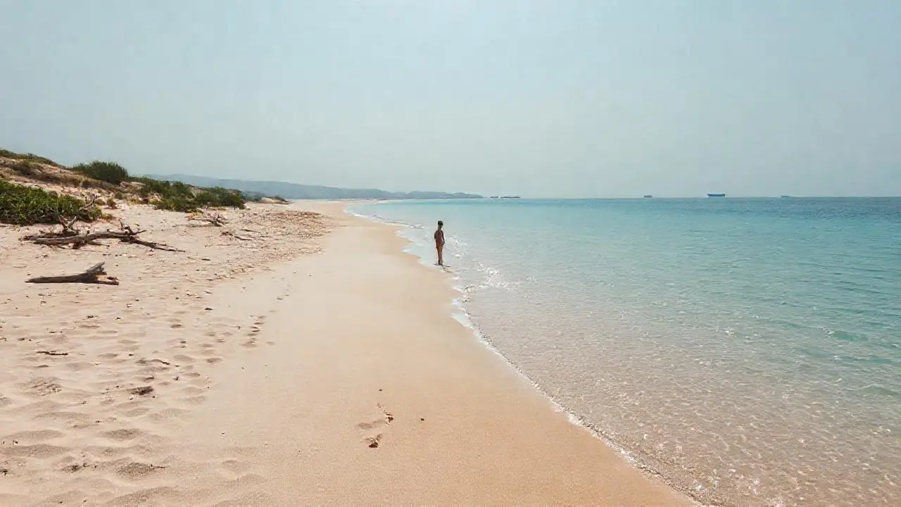 Playa serena, luz suave, horizonte amplio