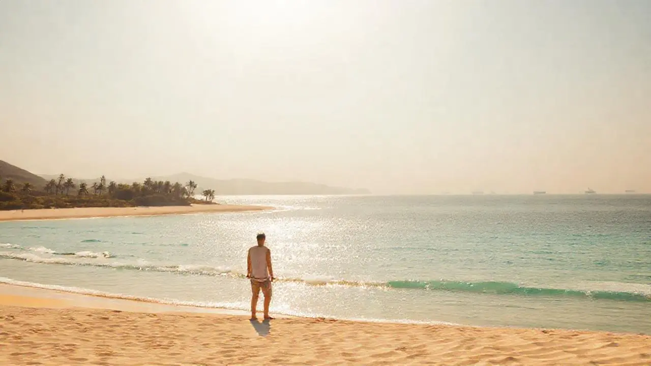 Playa tranquila, luz cálida y serena