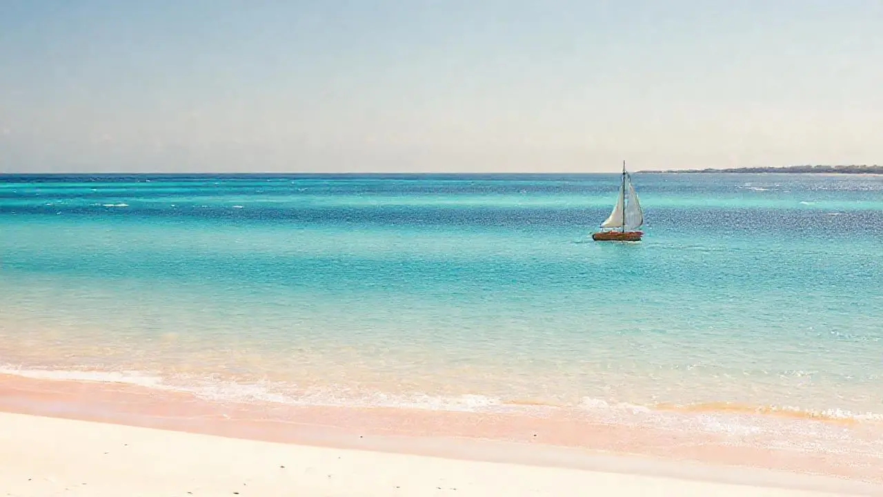 Plácido mar, sol, y un velero solitario